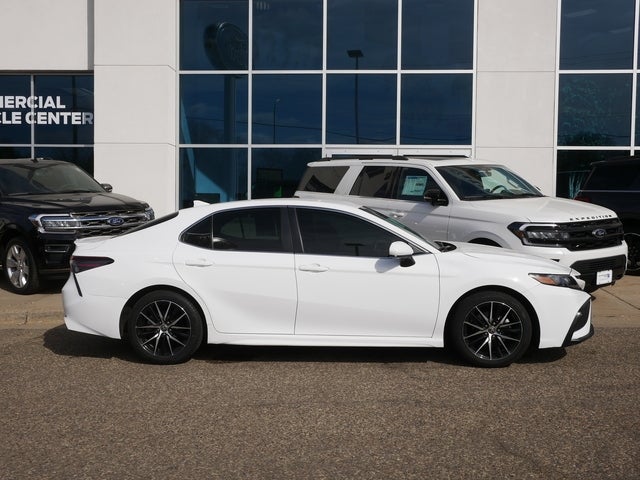 Used 2022 Toyota Camry SE with VIN 4T1G11AKXNU675481 for sale in New Brighton, Minnesota